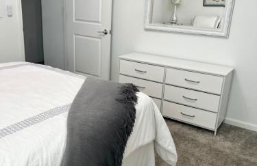 Mother in law suite private entrance washer and dryer in unit - Foto 5