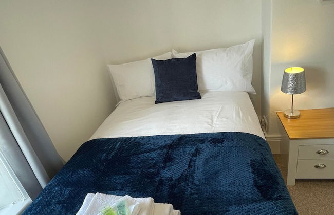 Lovely 3 Bedroom Apartment In Newcastle Upon Tyne With Free Parking - Photo 8