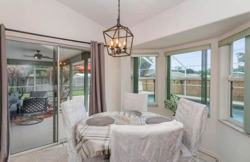 Spacious Luxury Pool Home Oasis - 8mi to Airport - Foto 25