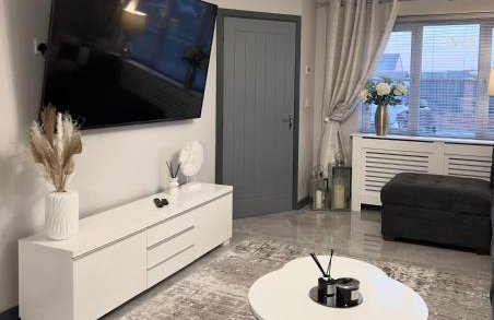 Ultra Modern large 4 bed executive home Durham - Photo 11