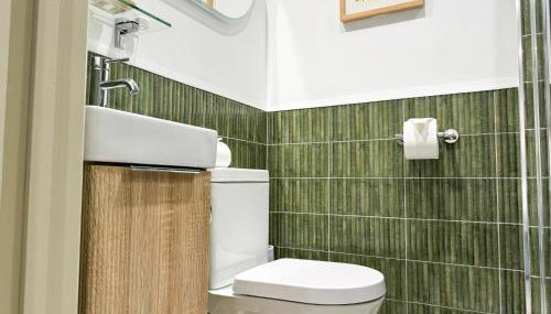 Luxury Couple's Getaway with River Views and Parking - Foto 4