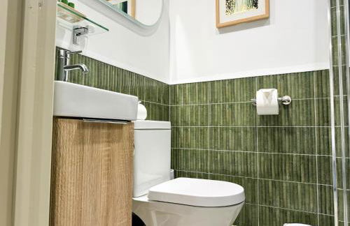 Luxury Couple's Getaway with River Views and Parking - Foto 4