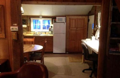 Charming and Secluded Log Cabin Rental on Small Farm near Lake Michigan - Foto 8