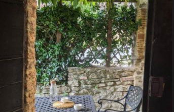 restored water mill with rockpools and waterfall - Foto 15