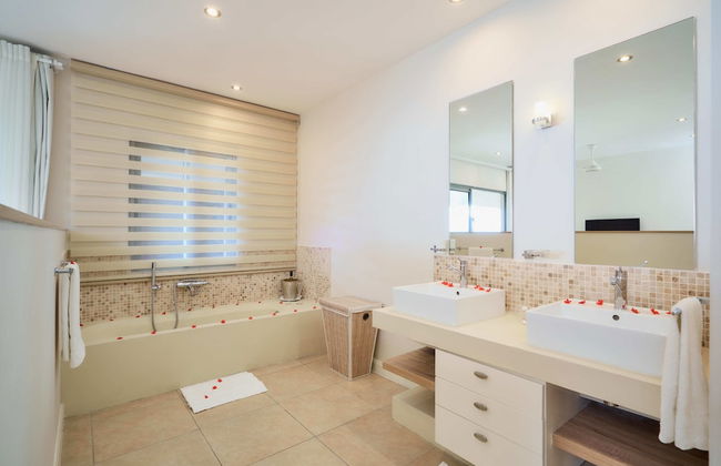 Bon Azur Beachfront Suites & Penthouses with LOV - Photo 44