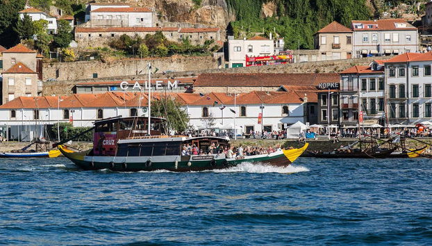 Porto Hop-On-Hop-Off Bus Tour - Photo 5, Take a boat tour of Porto's 6 Bridges with the 48-hour ticket