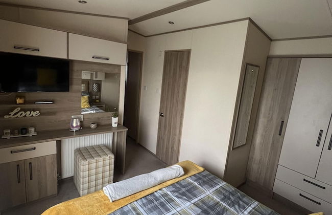 2 Bed Caravan - Sleeps 6 - Parking - Pets - Photo 12