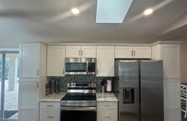 Heated pool with canal views - Foto 30