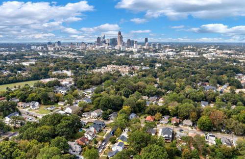 Stylish 4BR Haven: Serene Backyard and Fire Pit - Foto 100