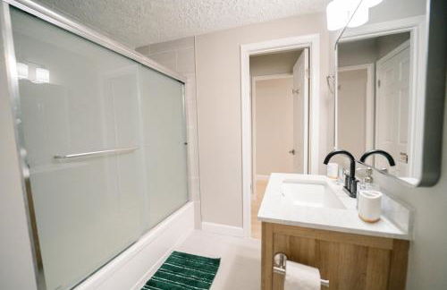 Spacious 5BR 3BA Free Parking Minutes to DC with Pool - Foto 27