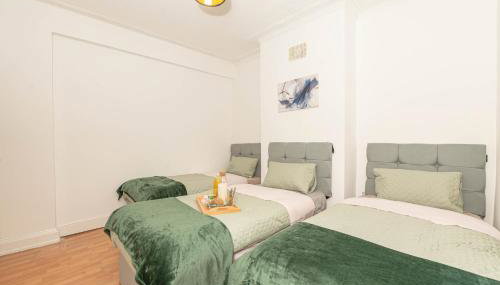 Xtra Large 4 Bedroom House with Heating Sleeps 14 Near Station and ExCeL - Foto 2