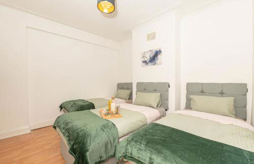 Xtra Large 4 Bedroom House with Heating Sleeps 14 Near Station and ExCeL - Foto 2