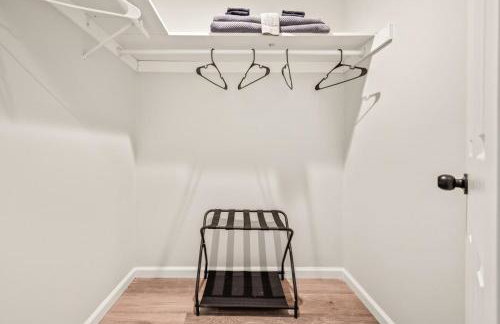 Spacious House with King Beds in Prime Location - Foto 28