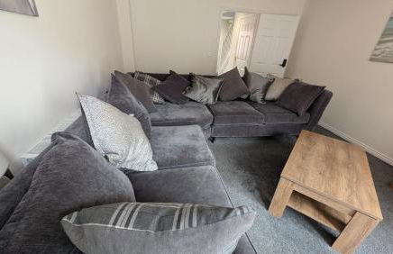 Large Modern House with Private Parking - Foto 48