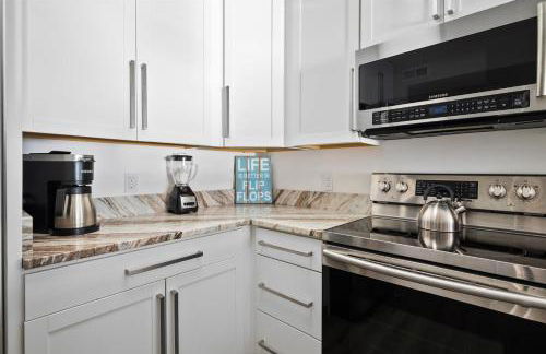 Oceanfront 2 Bedroom Modern Beach Condo w Pool - Foto 19