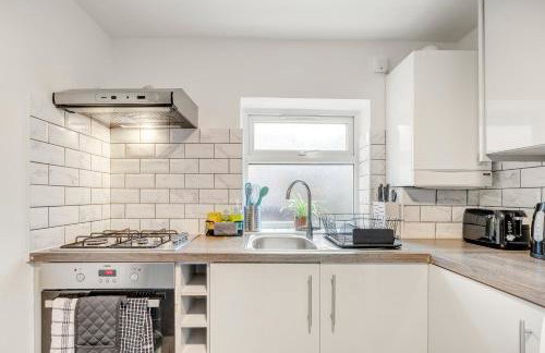 Spacious House in North London, very close to train station and bus stops, near Tottenham Stadium & lots of parking - Photo 9