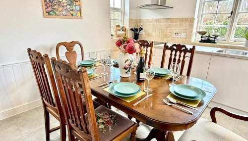 Swan Cottage 2-Bedroom-Netflix-Parking-Nature-Canal - Photo 2