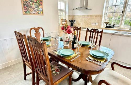 Swan Cottage 2-Bedroom-Netflix-Parking-Nature-Canal - Photo 2