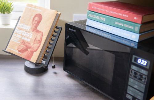 Central 3-Bedroom House Sleeps 5 with Parking - Foto 30