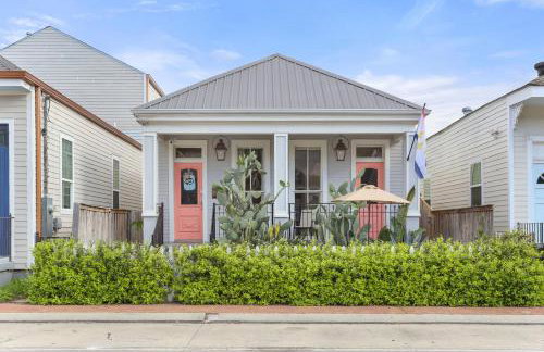 Upscale 3 Bed 2 Bath Private Home in Uptown New Orleans! Close to Magazine Street, Universities, & French Quarter - Photo 23