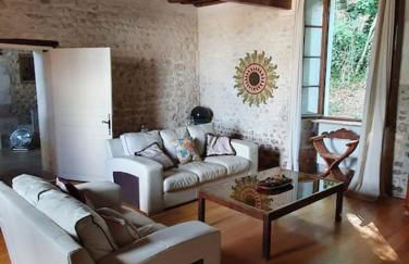 French Farmhouse Retreat with pool & superb views. - Foto 25