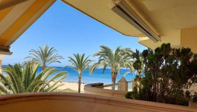 Estupendo apartamento en primera línea de playa y con vistas al mar - Foto 2