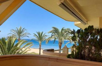 Estupendo apartamento en primera línea de playa y con vistas al mar - Foto 1