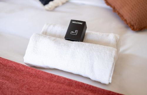 GuestReady - Chic Stay with Jacuzzi and Parking - Photo 35