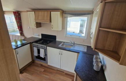Spacious 6 Berth Caravan with Decking - Photo 2