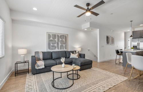 Stylish Phoenix Suite by Zenia Stays - Central & Cozy Escape - Foto 5