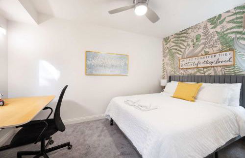 Rare 3BR Modern Urban Escape Private Garage - Foto 8