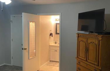 Cozy 3 Bedroom Home in Quiet Neighborhood - Photo 14