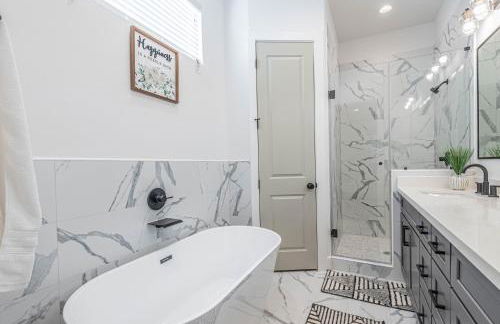 Luxury Charming 3BR 3Bath Free Wi-FI 8 Guests, Gated Home, Houston Downtown - Photo 34