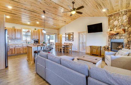 Hike and Snow Play! Overgaard Home with Fireplace - Foto 4