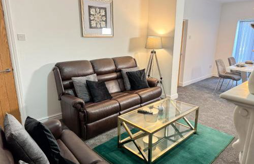 Stoneleigh Retreat 4BR Entire Home - Photo 3