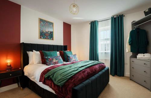 Large 4BR House Leeds, Contractor Friendly - Photo 1