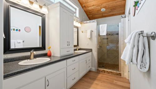 Upper Deck by Simple Life Rentals - Photo 4