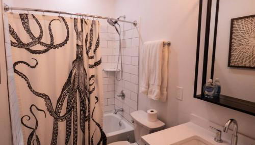 Modern Chalet with Hot Tub and Lake Access - Foto 3