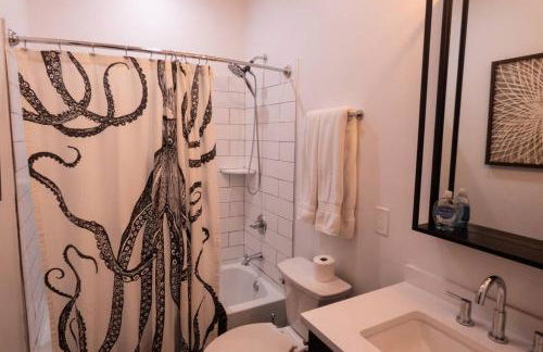 Modern Chalet with Hot Tub and Lake Access - Foto 3