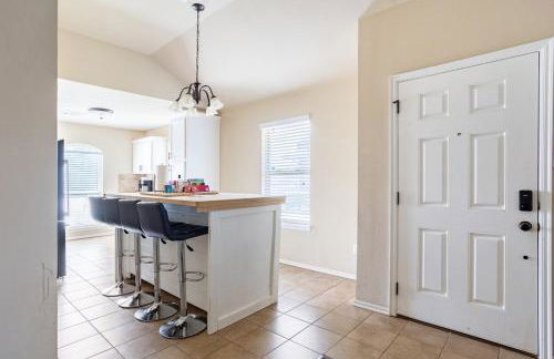 Cheerful 3 Bdrm space, 2 bath!. You gotta love it! - Photo 11