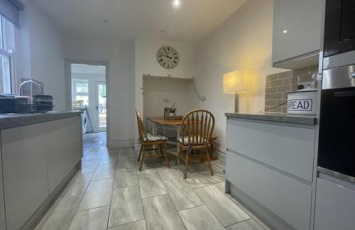 Restful Harbourside Apartment with Garden - Foto 13