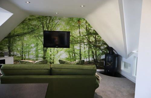 THE HIDEAWAY - LUXURY SELF CATERING COASTAL APARTMENT with PRIVATE ENTRANCE & KEY BOX ENTRY JUST A FEW MINUTES WALK TO THE BEACH, SOLENT WAY WALK, SHOPS and many EATERIES & BARS - FREE OFF ROAD PARKING,FULL KITCHEN, LOUNGE,BEDROOM , BATHROOM & WI-FI - Foto 3