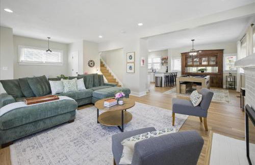 Family Spacious 5BR Retreat w Game Filled Basement Suite - Foto 6