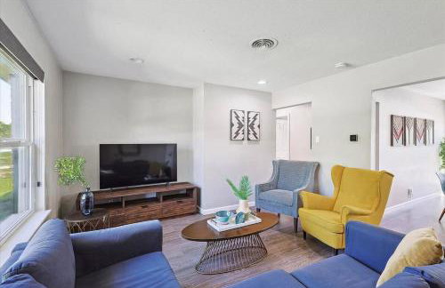 Peaceful and Relaxing Getaway w Beautiful Pool - Photo 3