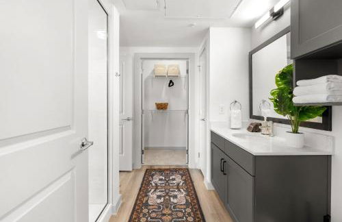 Elevated Contemporary 2BR 2BA with Balcony - Foto 12