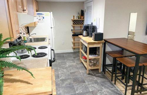 Rare Find Spacious Basement Apartment with Parking - Foto 11