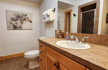 Sundance Spacious Vaulted Ceiling cabin, Hot tub, huge lawn - Foto 51