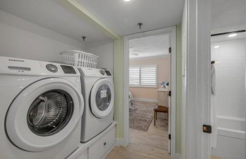 New dog-friendly Listing! Updated direct oceanfront with spacious balcony and heated pool - Foto 48