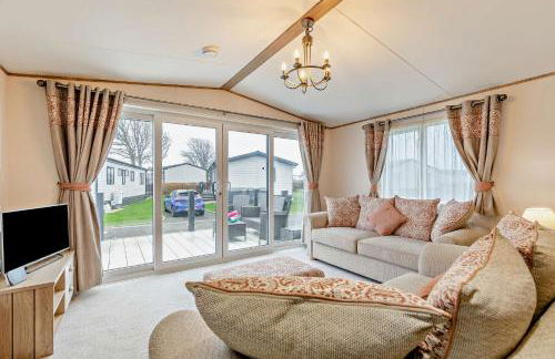 Binky Lodge Stylish Cosy 3-Bedroom Holiday Lodge Hoburne Naish Barton on Sea - Photo 3