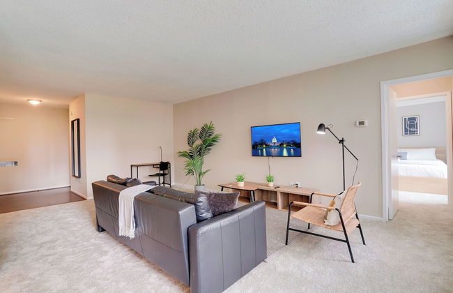 Modern Apartment with Top Amenities - Photo 18